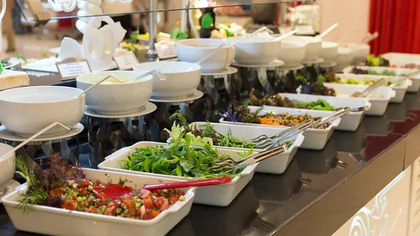 O Segredo para Receber Bem: Como o Buffet a Domicílio Transforma sua Festa em Casa