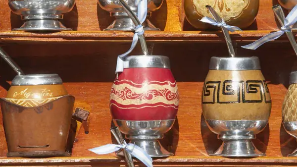 O charme das cuias de chimarrão em prata e ouro na decoração da sua casa