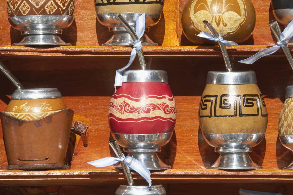 O charme das cuias de chimarrão em prata e ouro na decoração da sua casa